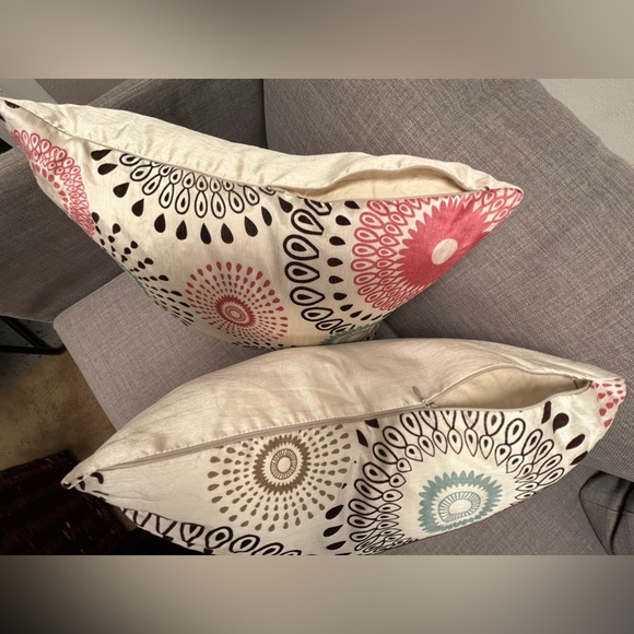 Cut Velvet Medallion on Taffeta Fabric Accent Pillow COVER ONLY
#0911248B - Picture 5 of 11